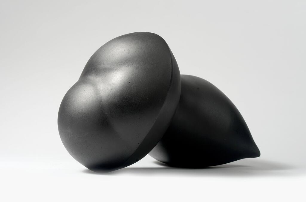 nr4-equilibrium-2019-stoneware-black-underglaze-32cmx21cmx-19cmh-reinhilde-van-grieken-3.jpg