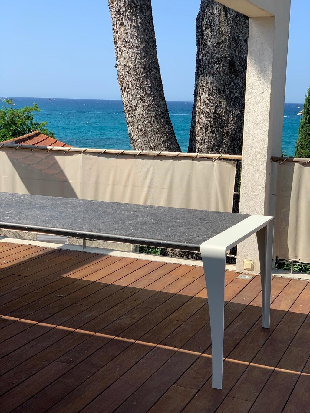 marcello-table-3000-blue-limestone-du-hainaut-marble-blue-flamed-ambi-4-sanary-sur-mer.jpg