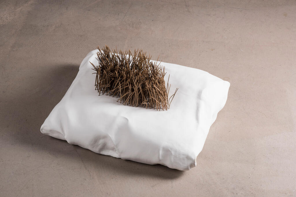 lenigme-de-langle-39cmx35cmx20cm-porcelaine-papier-et-aiguilles-de-pin.jpg