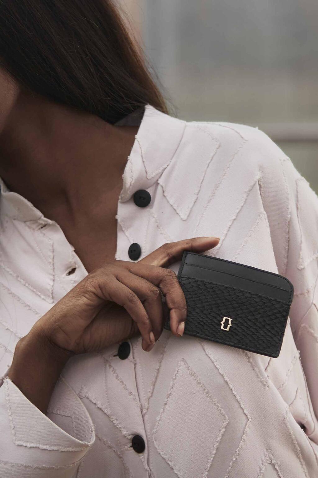 ls-black-classy-cardholder-full.jpg