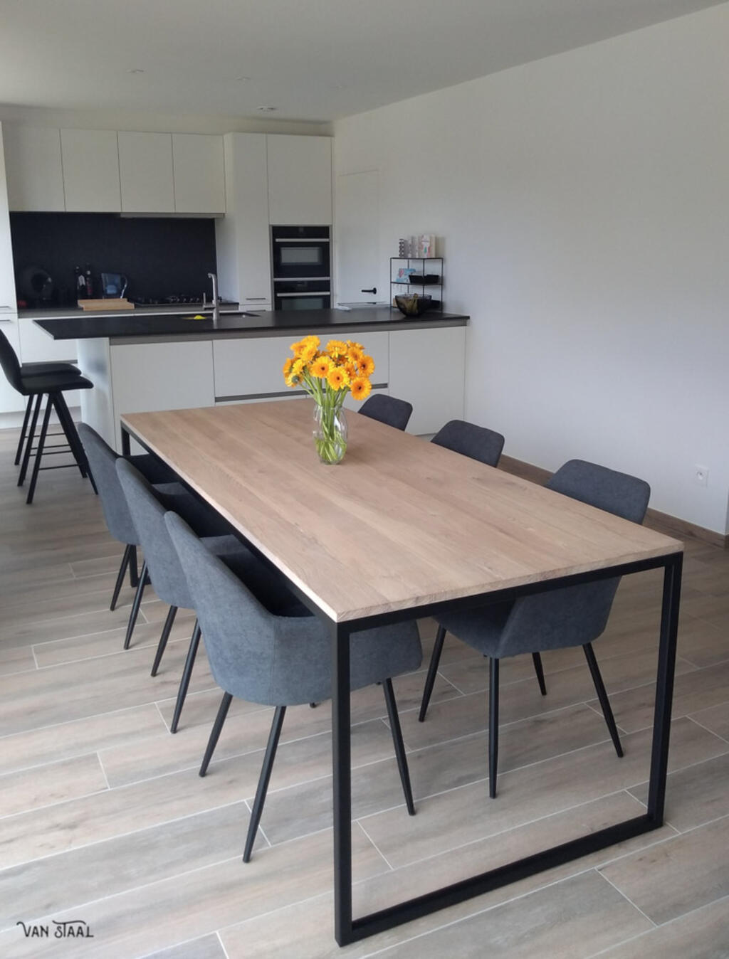 1031-stalen-tafel-met-massief-eiken-blad-jpg-1628170900.jpg