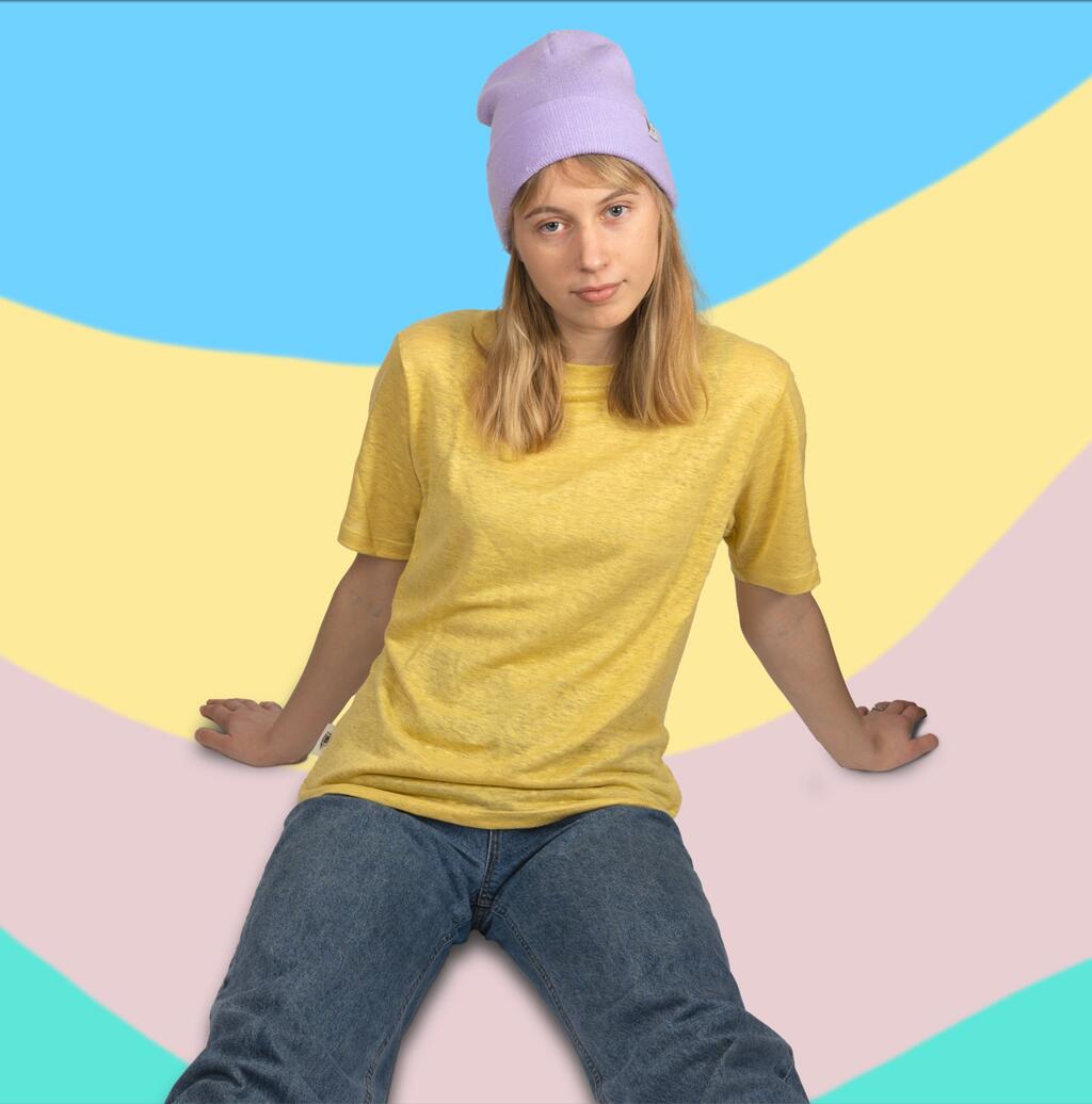 sunny-yellow-tee-blonde-girl.jpg