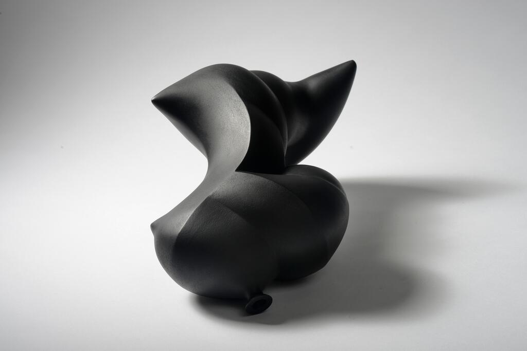 3-equilibrium-22019-stoneware-36-5cmx24-5cmx20cmh-reinhilde-van-grieken-2.jpg