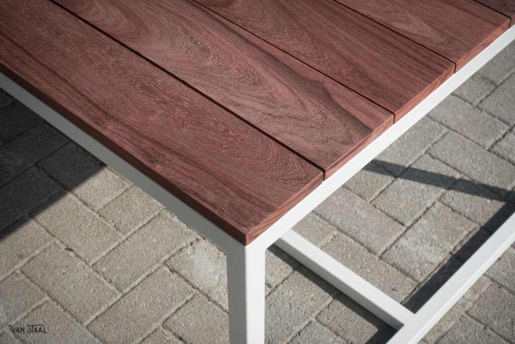 1001-witte-stalen-tuintafel-met-padoek-tafelblad-2-jpg-1628170899.jpg