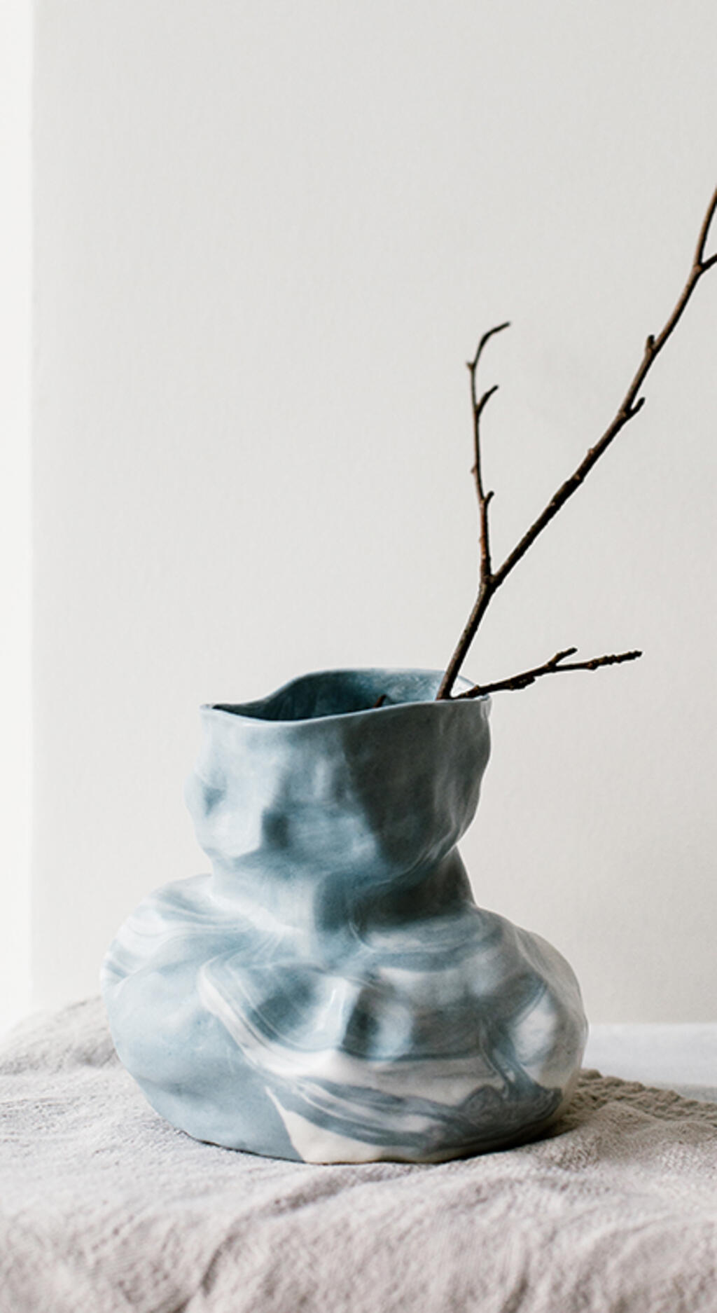 vase-porcelaine-marbree-gris-branche-jpg-1591809271.jpg