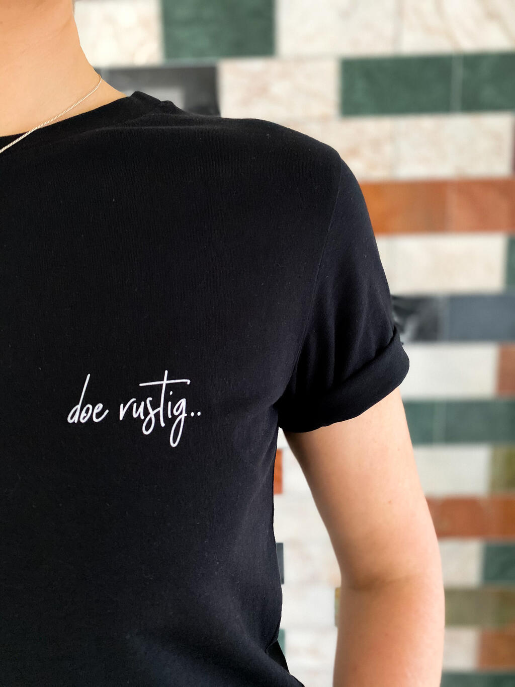 doe-rustig-t-shirt-black-detail-eur29-jpg-1599404327.jpg