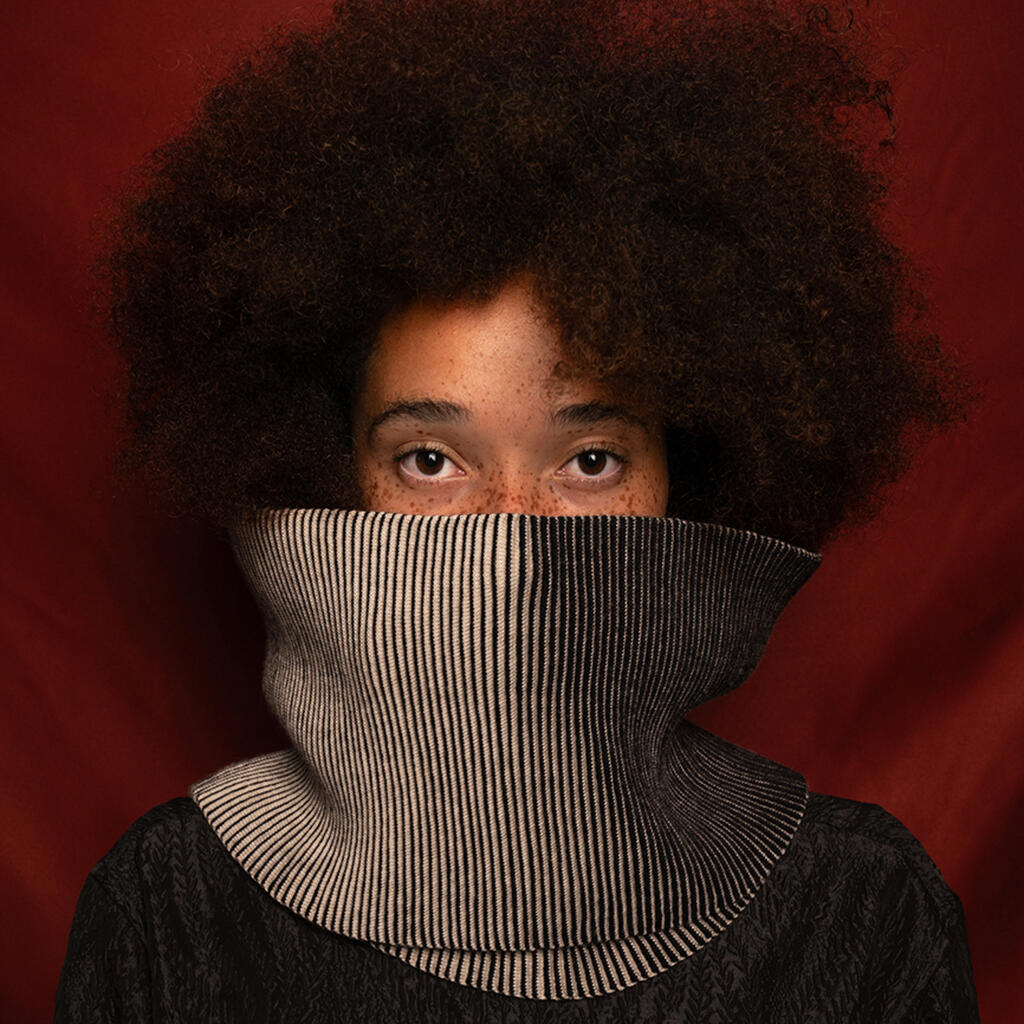 hil-black-beige-gezichtlr.jpg